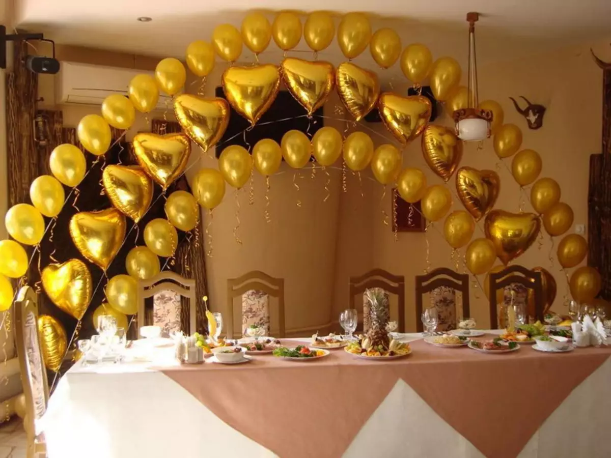 गुब्बारे के साथ शादी के हॉल की सजावट (57 फोटो): अपने हाथों के साथ शादी भोज कमरे की सजावट 7867_28