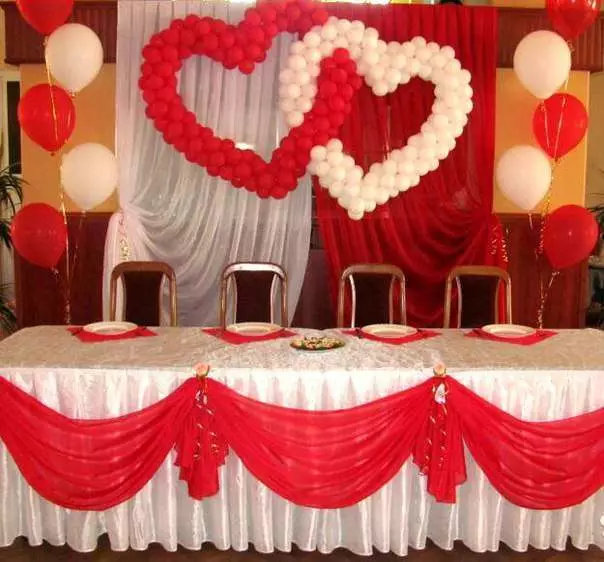 गुब्बारे के साथ शादी के हॉल की सजावट (57 फोटो): अपने हाथों के साथ शादी भोज कमरे की सजावट 7867_3