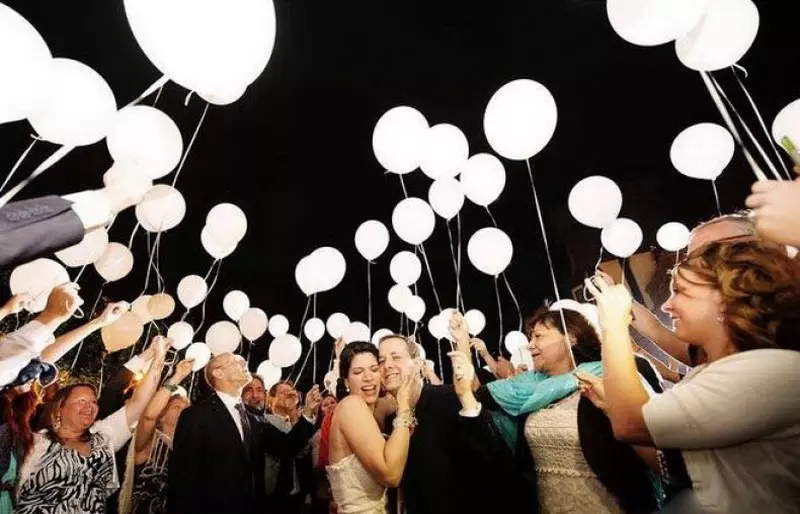 गुब्बारे के साथ शादी के हॉल की सजावट (57 फोटो): अपने हाथों के साथ शादी भोज कमरे की सजावट 7867_30