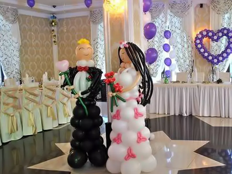 गुब्बारे के साथ शादी के हॉल की सजावट (57 फोटो): अपने हाथों के साथ शादी भोज कमरे की सजावट 7867_36