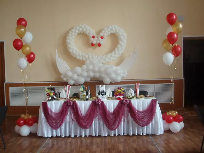 गुब्बारे के साथ शादी के हॉल की सजावट (57 फोटो): अपने हाथों के साथ शादी भोज कमरे की सजावट 7867_37