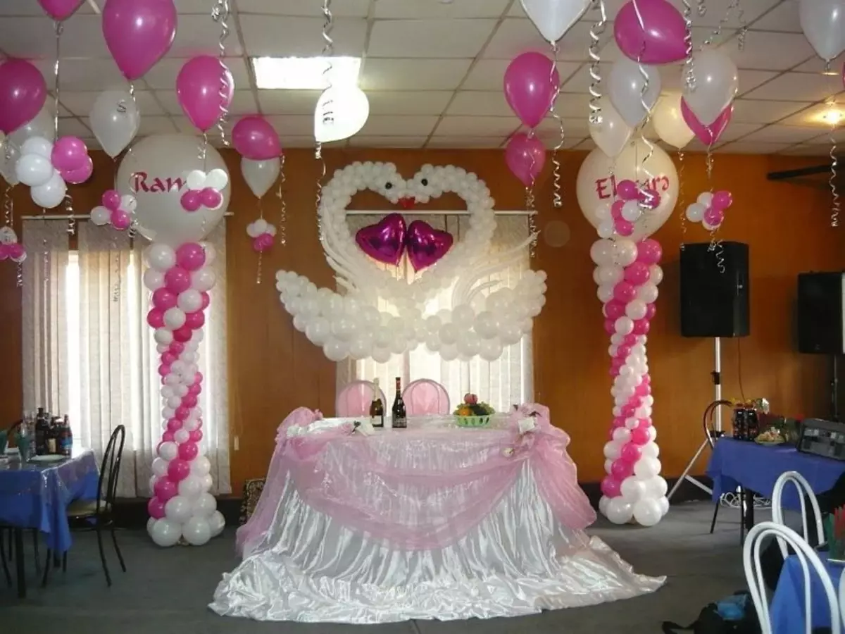 गुब्बारे के साथ शादी के हॉल की सजावट (57 फोटो): अपने हाथों के साथ शादी भोज कमरे की सजावट 7867_4