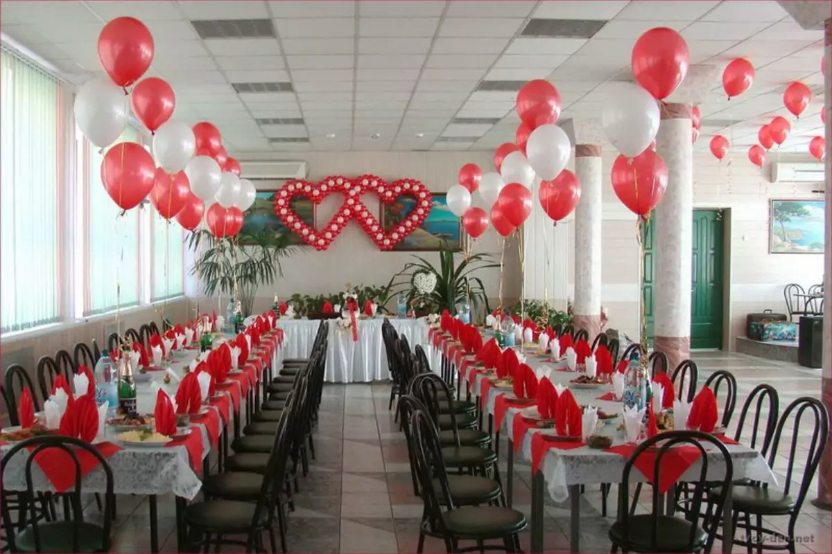 गुब्बारे के साथ शादी के हॉल की सजावट (57 फोटो): अपने हाथों के साथ शादी भोज कमरे की सजावट 7867_43