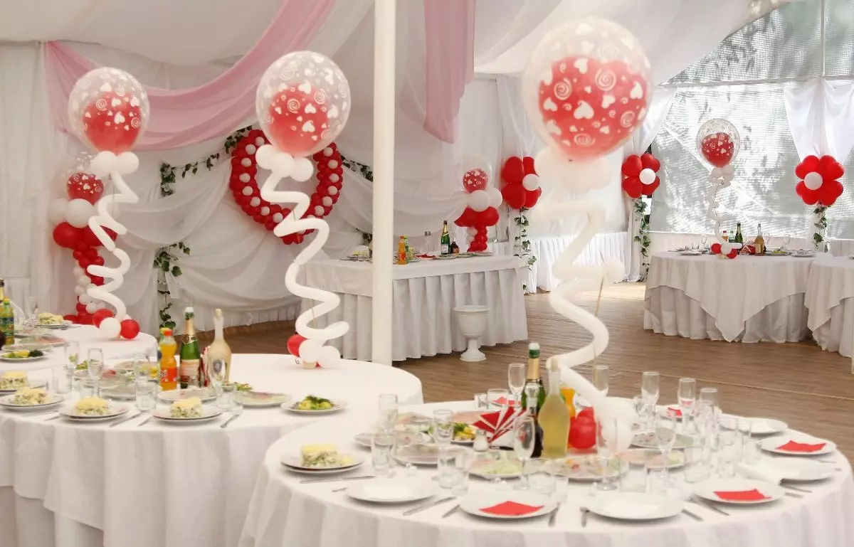गुब्बारे के साथ शादी के हॉल की सजावट (57 फोटो): अपने हाथों के साथ शादी भोज कमरे की सजावट 7867_46