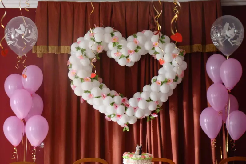 गुब्बारे के साथ शादी के हॉल की सजावट (57 फोटो): अपने हाथों के साथ शादी भोज कमरे की सजावट 7867_47