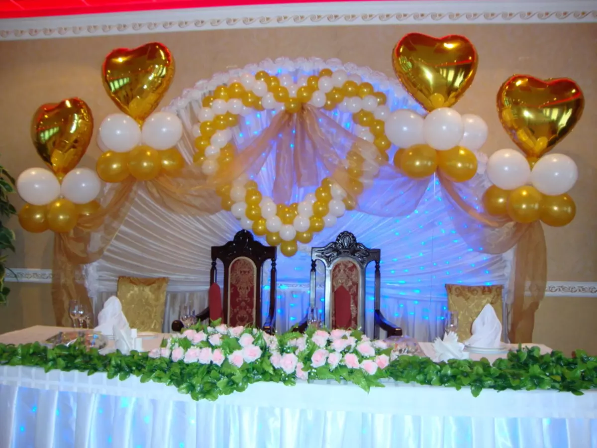 गुब्बारे के साथ शादी के हॉल की सजावट (57 फोटो): अपने हाथों के साथ शादी भोज कमरे की सजावट 7867_5