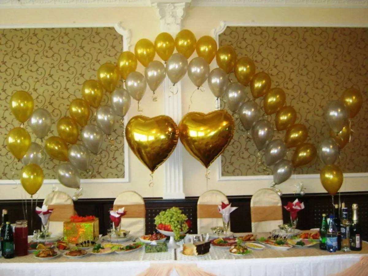 गुब्बारे के साथ शादी के हॉल की सजावट (57 फोटो): अपने हाथों के साथ शादी भोज कमरे की सजावट 7867_50