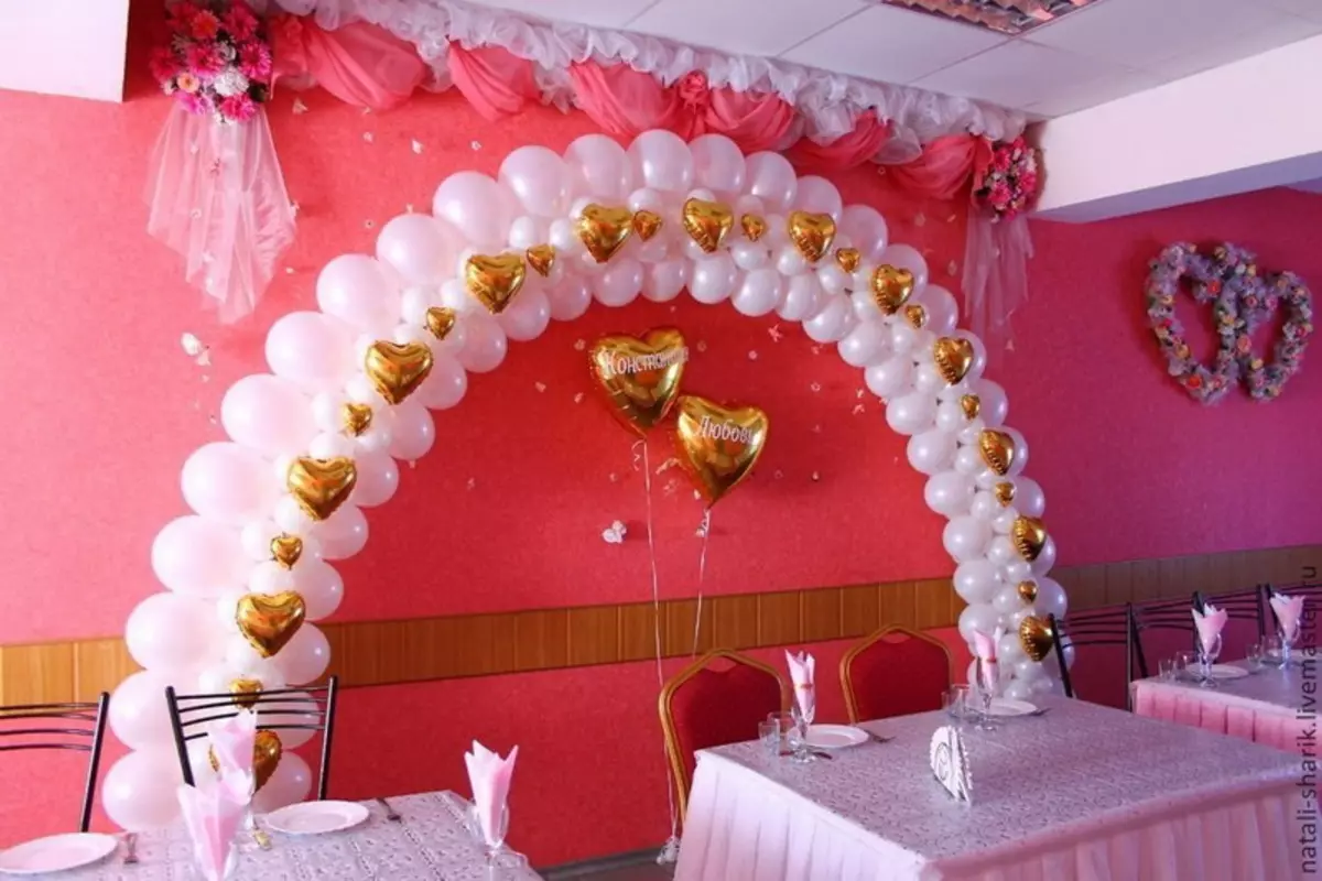 गुब्बारे के साथ शादी के हॉल की सजावट (57 फोटो): अपने हाथों के साथ शादी भोज कमरे की सजावट 7867_54