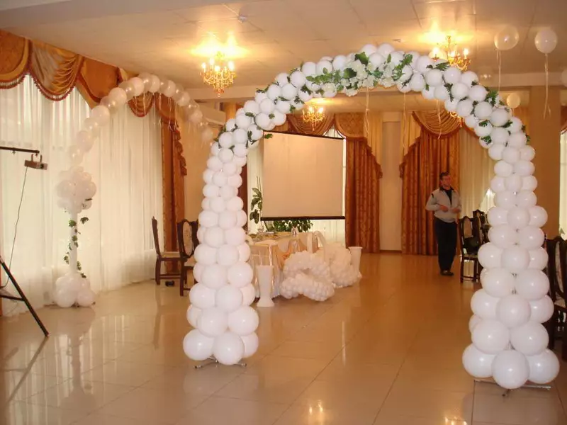 गुब्बारे के साथ शादी के हॉल की सजावट (57 फोटो): अपने हाथों के साथ शादी भोज कमरे की सजावट 7867_55