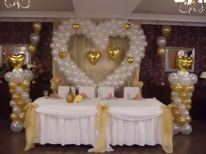 गुब्बारे के साथ शादी के हॉल की सजावट (57 फोटो): अपने हाथों के साथ शादी भोज कमरे की सजावट 7867_6