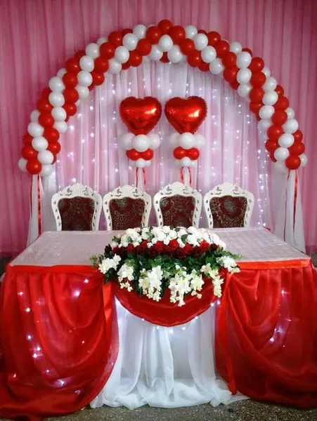 गुब्बारे के साथ शादी के हॉल की सजावट (57 फोटो): अपने हाथों के साथ शादी भोज कमरे की सजावट 7867_8