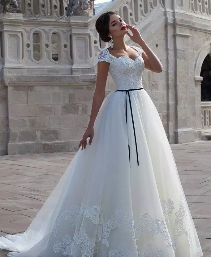 Rochie de nuntă luxuriantă cu o centură subțire de contrast