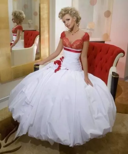 Poročna obleka iz zbirke Femme Fatale z rdečim steznikom