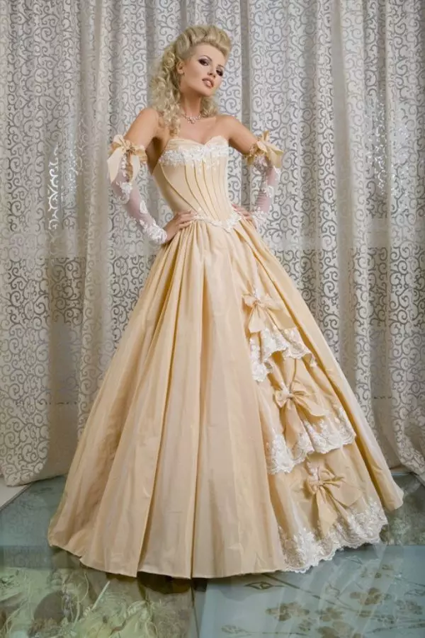 Gaun pengantin dari koleksi femme fatale