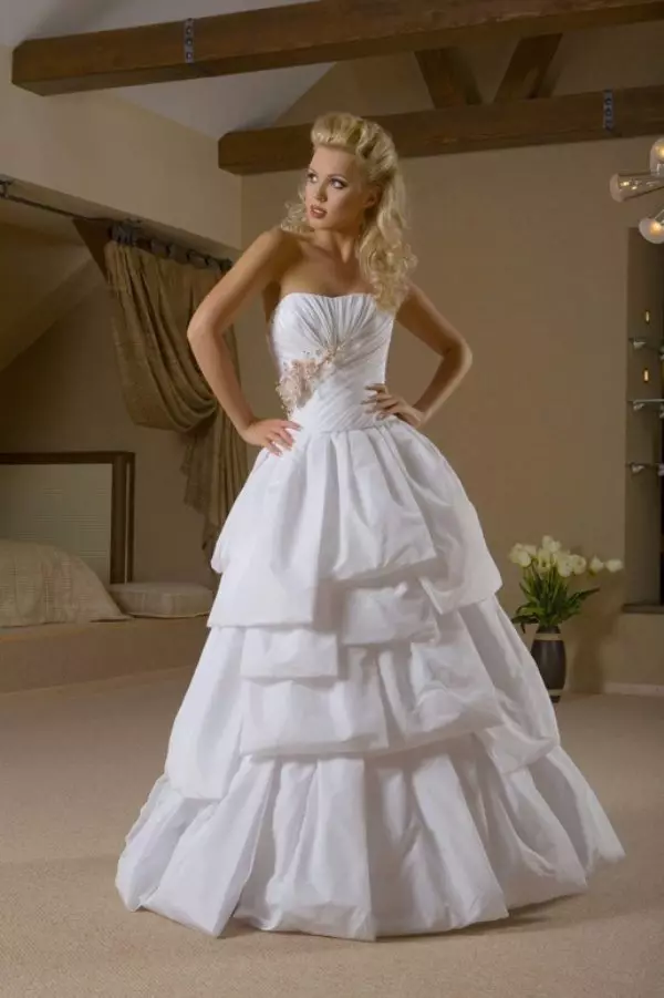Gaun pengantin dari koleksi femme fatale multi-tier