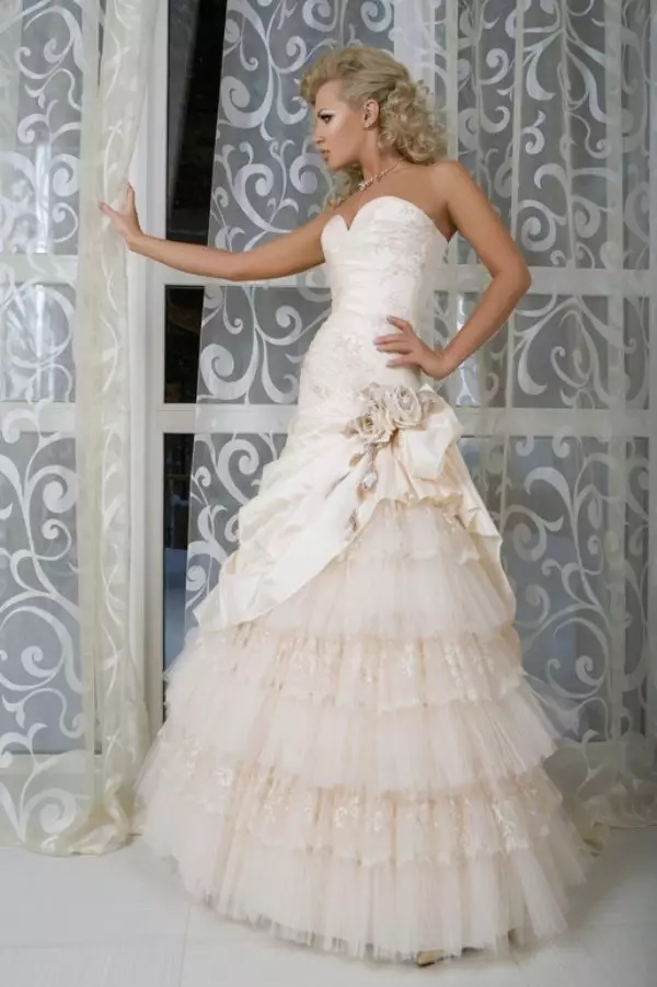 שמלת כלה מן אוסף Femme Fatale עם חצאית עבות