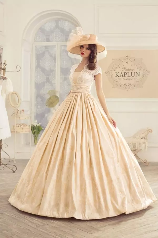 Robe de mariée luxuriante avec dentelle