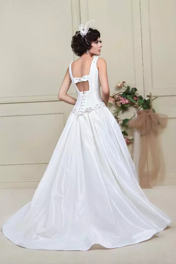 Vestido de novia con un escote en la parte posterior de una flor de extravagancia.