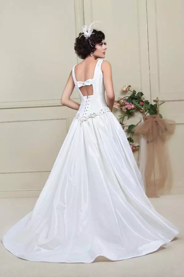 Robe de mariée avec un décolleté à l'arrière d'une fleur extravagane