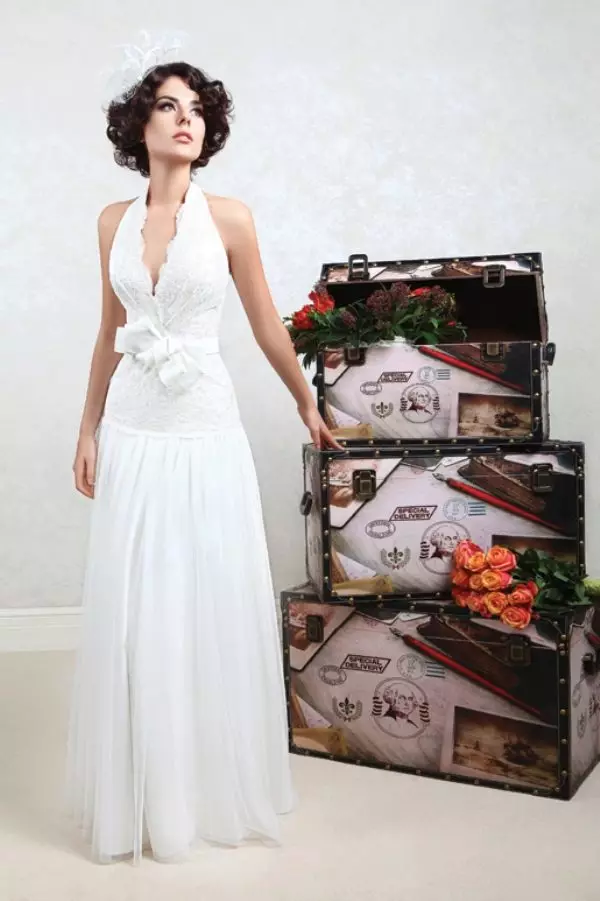 Robe de mariée avec un décolleté profond d'une collection d'extravagements de fleurs