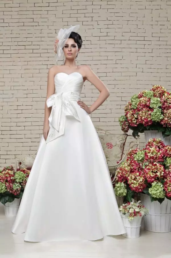 Gaun pengantin A-siluet dari koleksi cinta & lelah