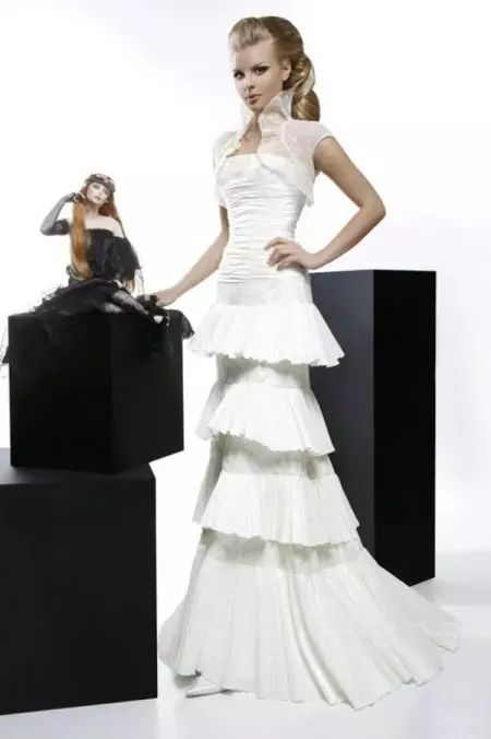 Gaun pengantin dari koleksi keberanian dengan rok multi-tiered
