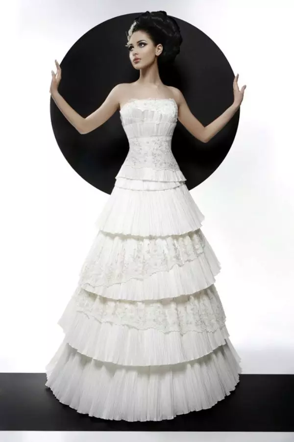 Vestido de novia con una falda múltiple de la colección de coraje.
