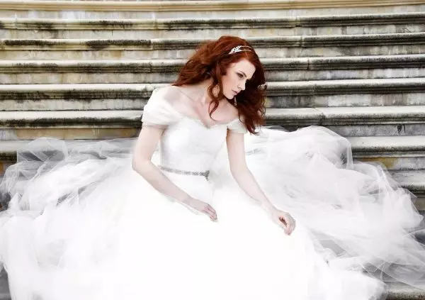 Бела свадба фустан за црвенокоса девојка