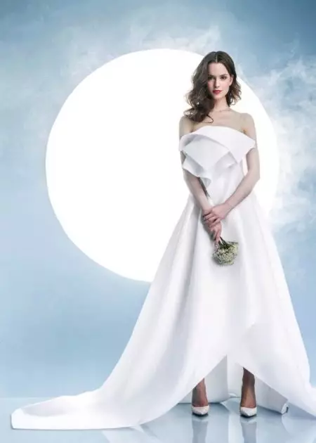 थोक तत्वों के साथ सफेद शादी की पोशाक