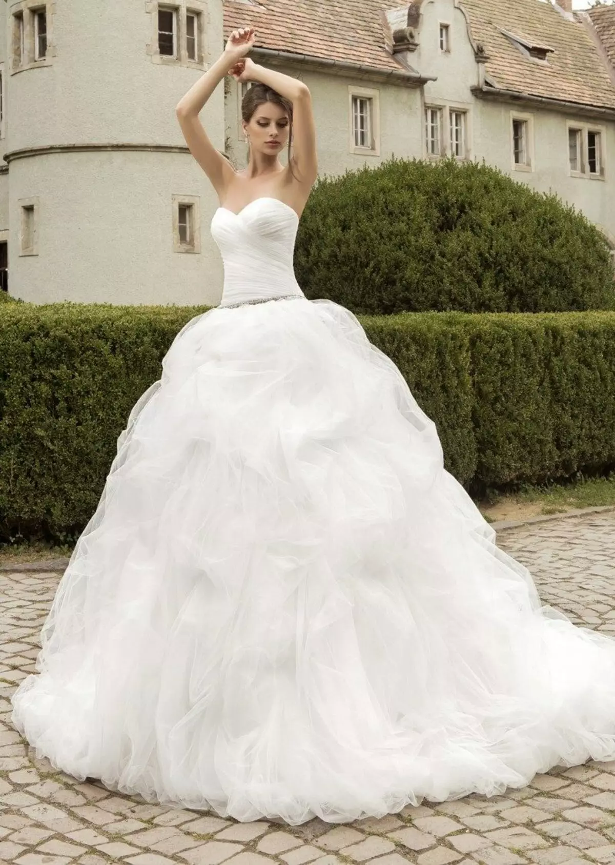Multi-layer စကတ်နှင့်အတူ Lush White မင်္ဂလာဆောင်ဝတ်စုံ