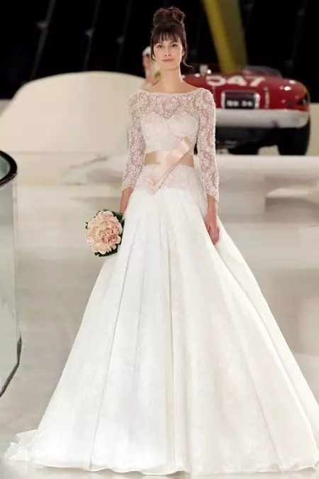Baltā kāzu kleita ar persiku kombināciju