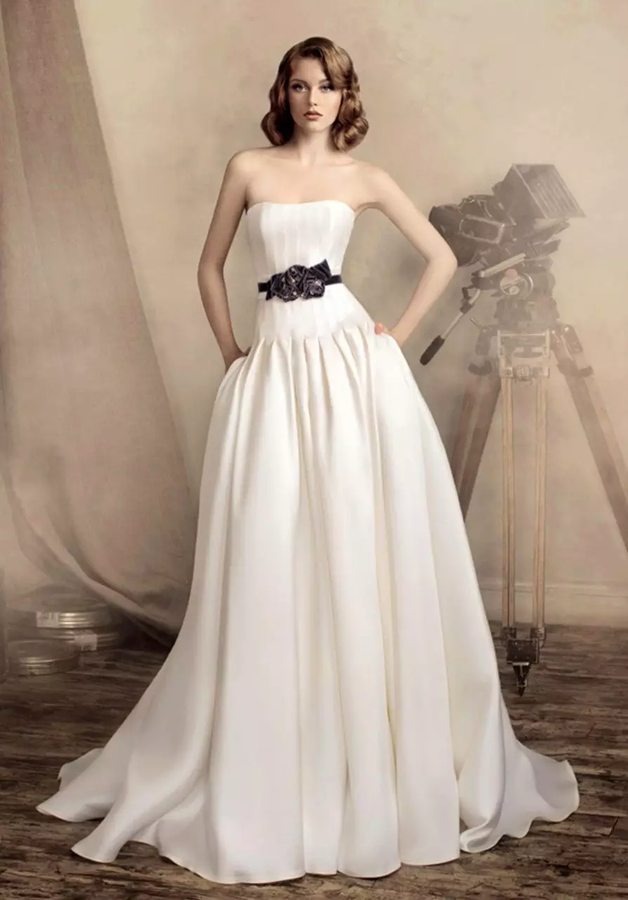 Gaun pengantin putih dengan sabuk hitam