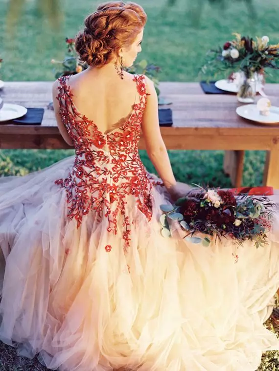 جميلة فستان الزفاف الأبيض والأحمر من الخلف