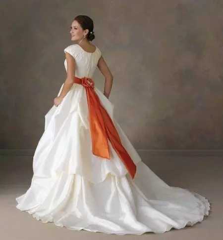 オレンジ色のベルトのウェディングドレス