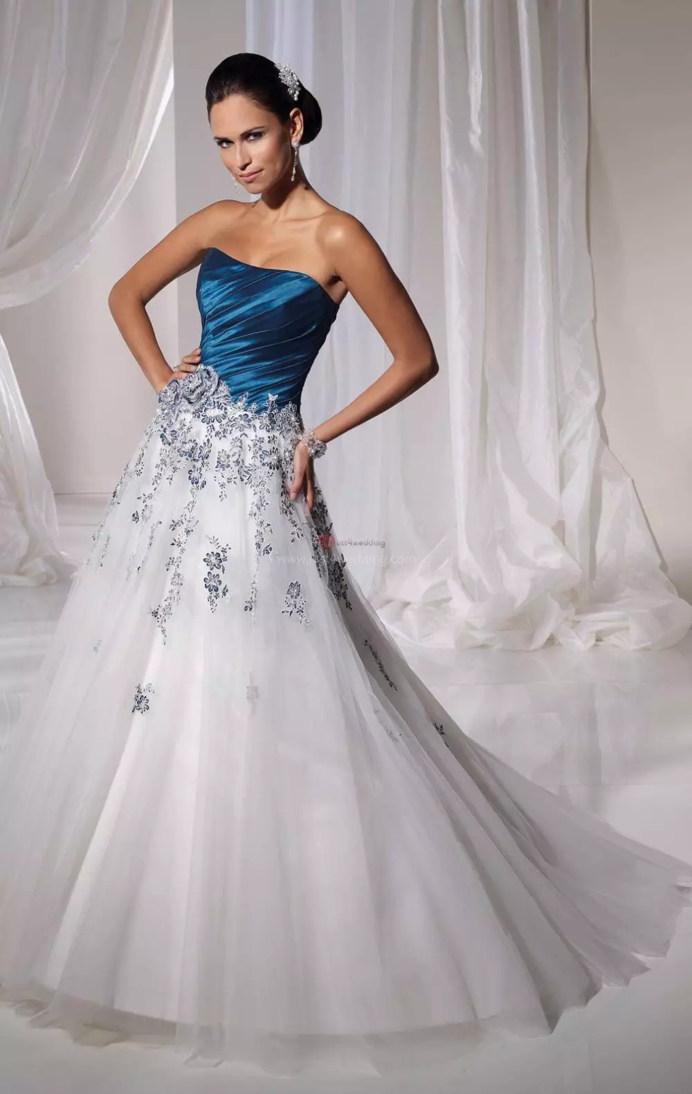 Bijela vjenčanica sa plavim korzetom