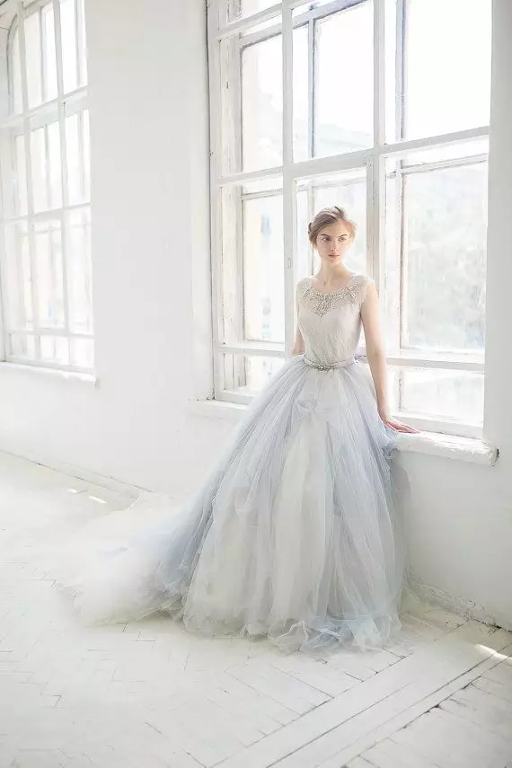 Biało-niebieska suknia ślubna