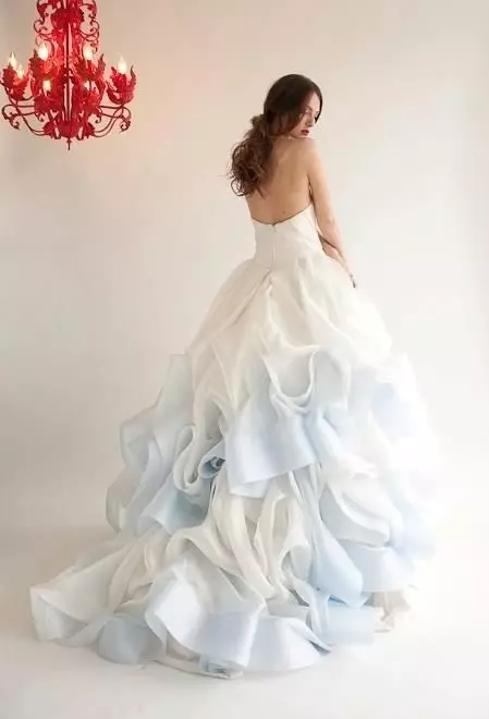 Bílé modré svatební šaty