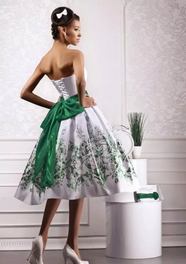 Suknia ślubna z zielonym pasem i wzorem