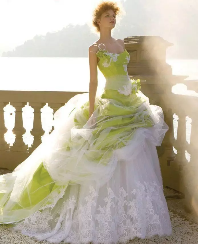 Біло-зелене весільну сукню