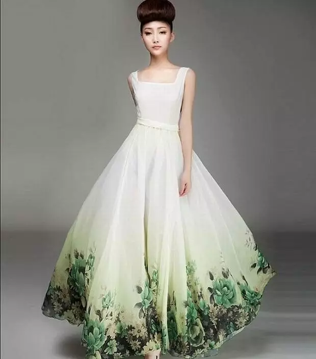 Baltā kāzu kleita ar zaļu rakstu