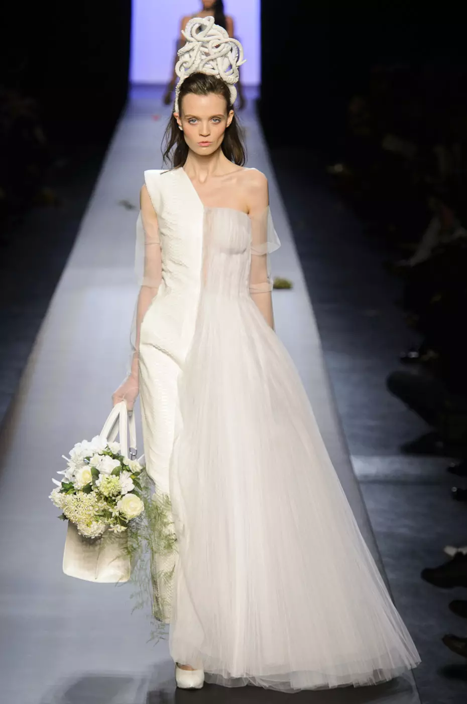 Сватбена рокля от Жан Пол Гейс до пода