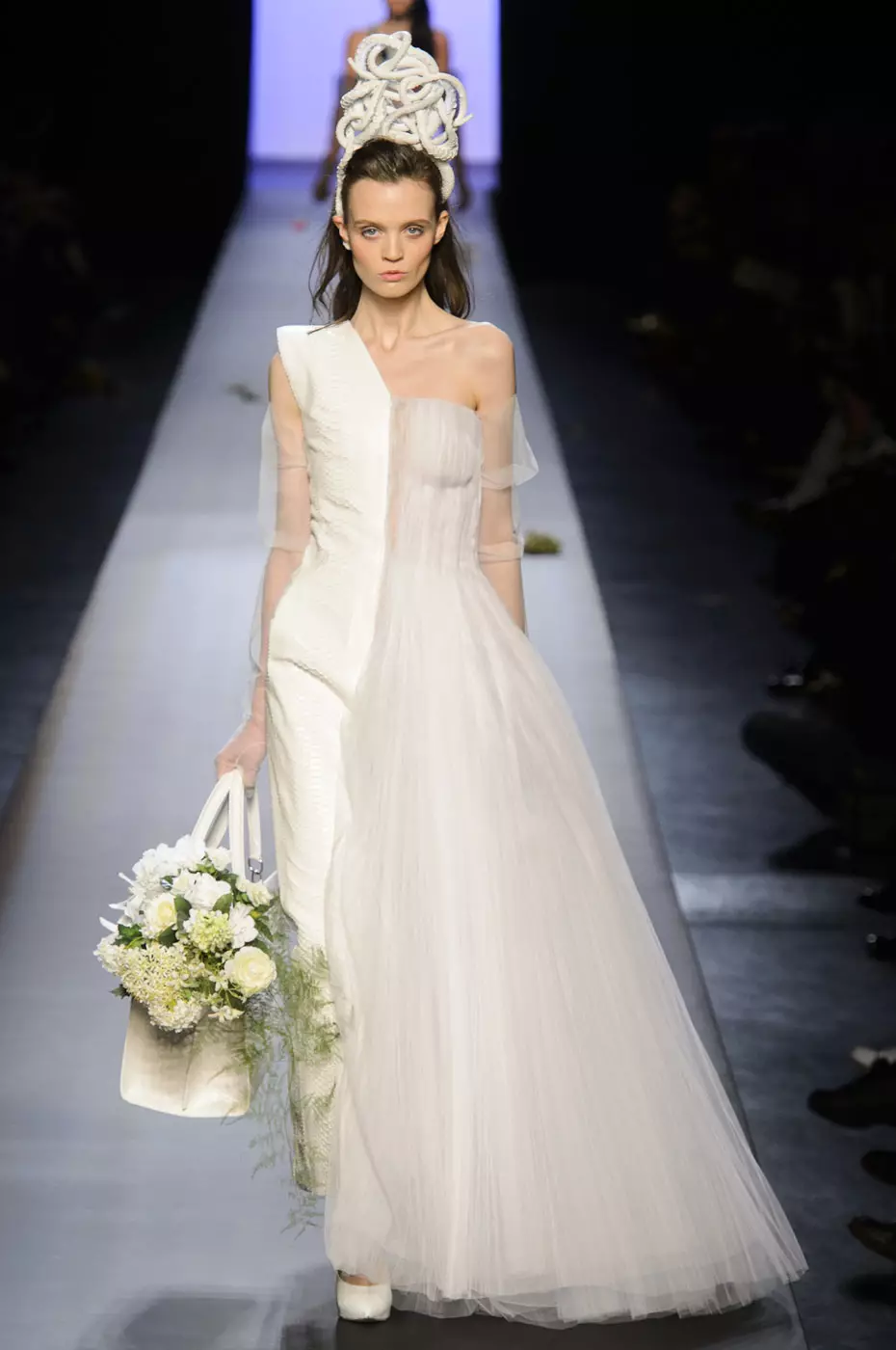 Abito da sposa da Jean Paul Gaultier al pavimento