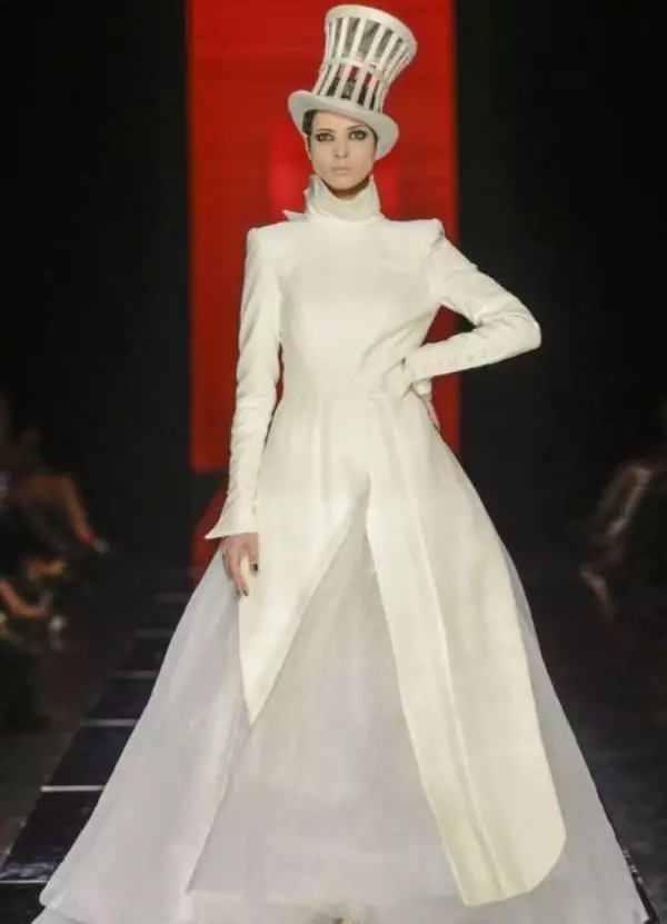 Abito da sposa chiuso da couture