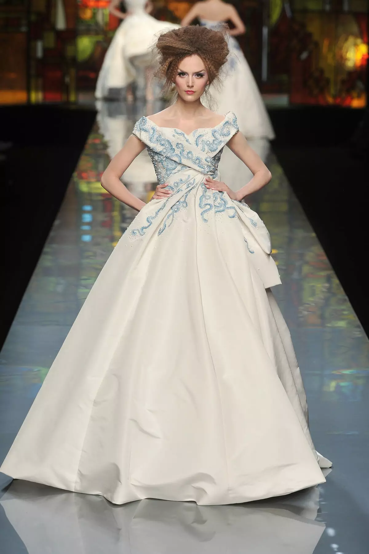 Сватбена рокля от Dior със синя бродерия