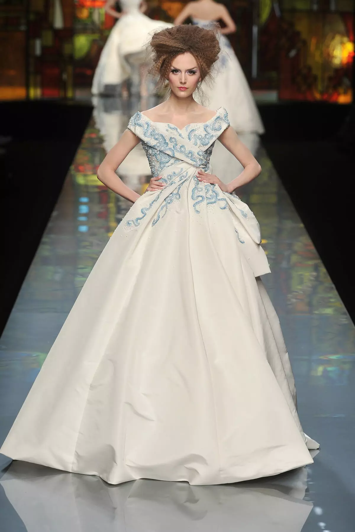 Vestido de novia de Dior con bordado azul