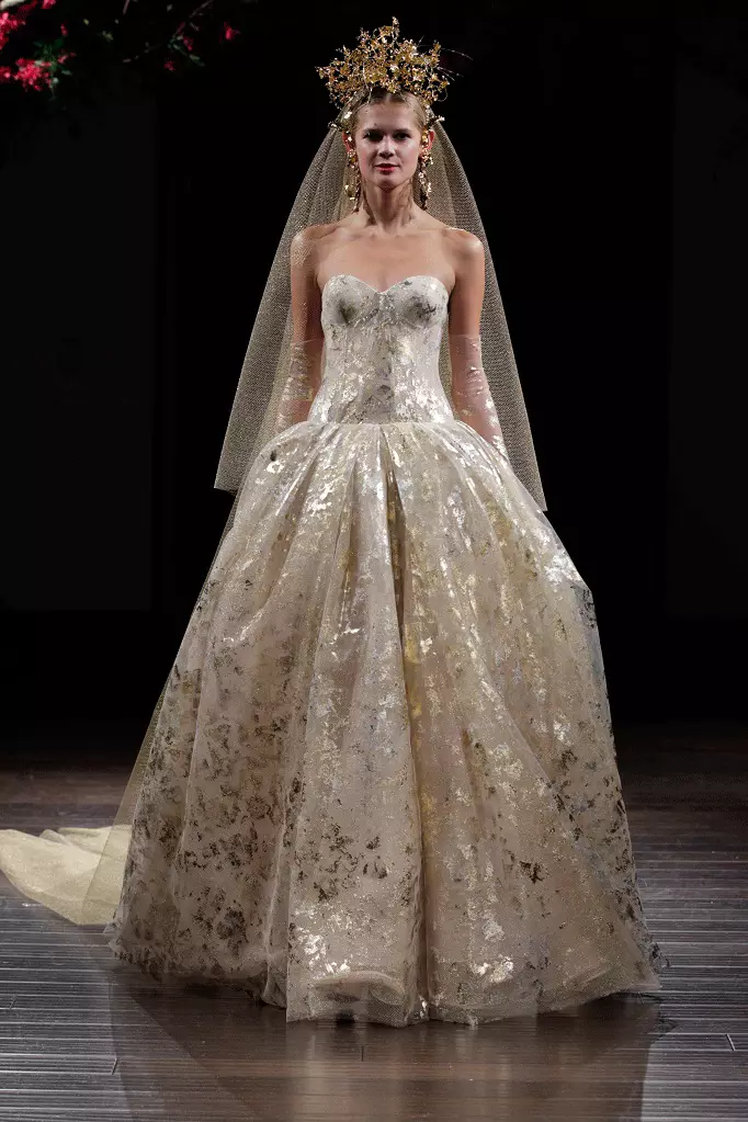 Vestido de novia de Naeem Khan con bordado de oro