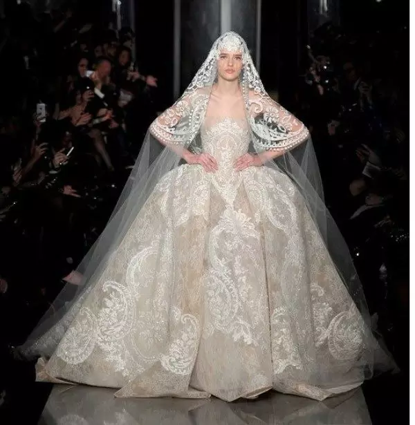 Abito da sposa da Elie Saab con Cape