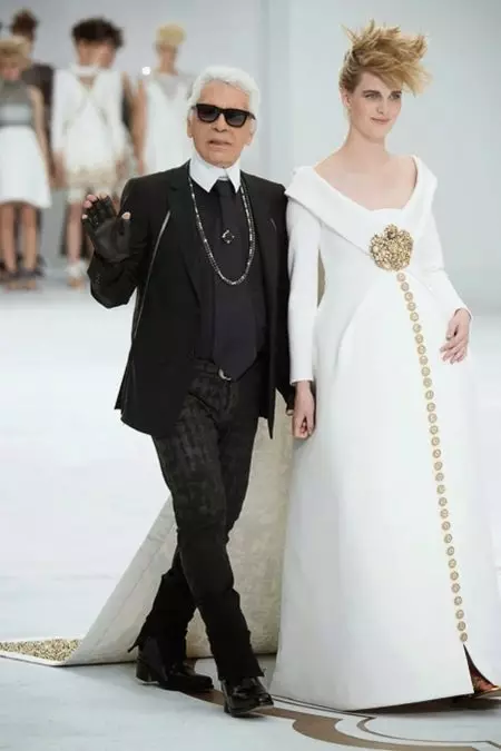Váy cưới từ Chanel tráng lệ