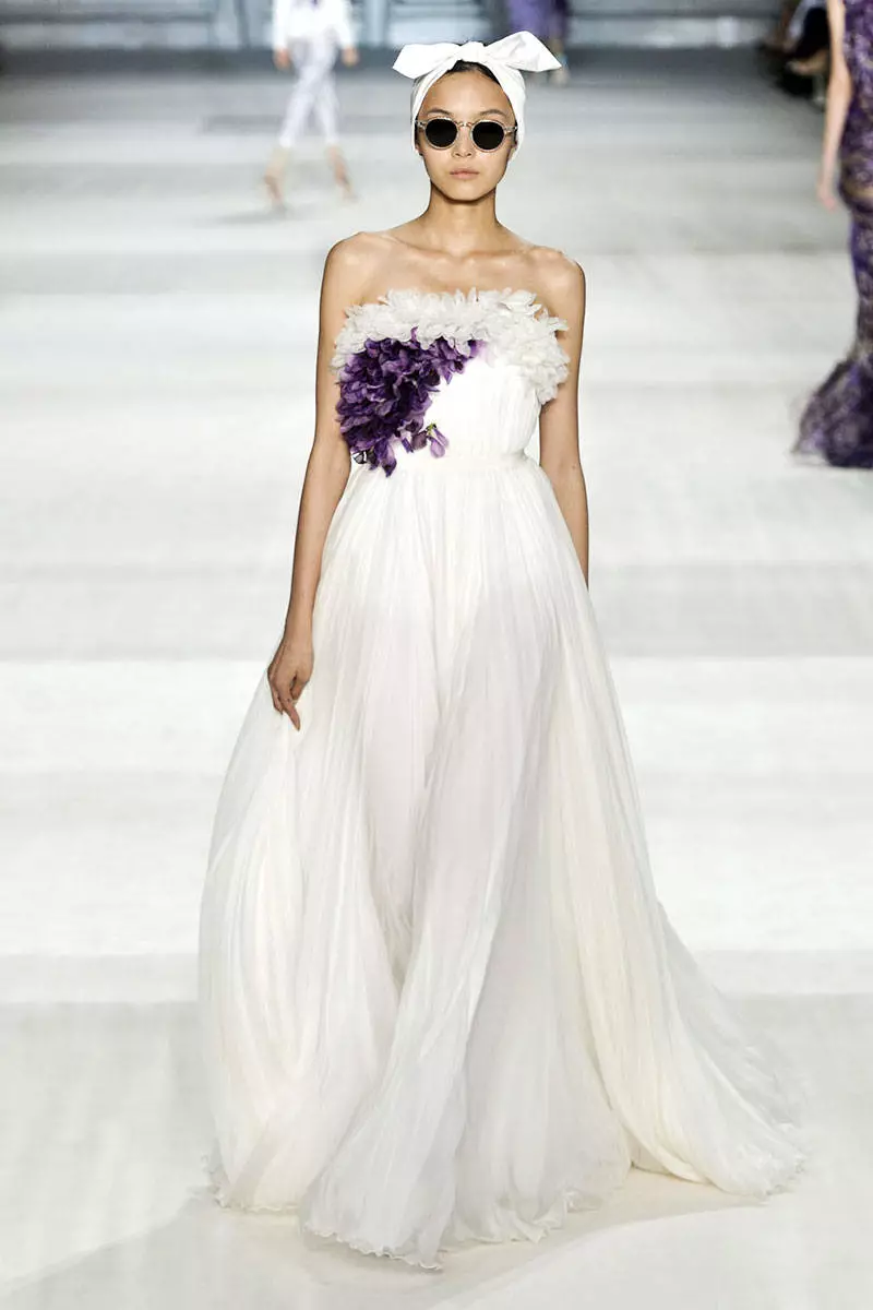 ชุดแต่งงานจาก Giambattista Valli กับดอกไม้สีดำ