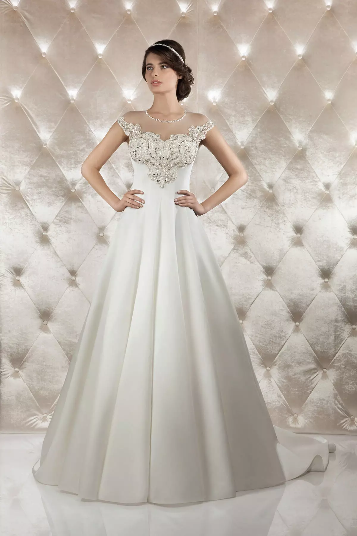 तान्याबाट विवाह पोशाक Rhinestones 201 by को साथ ग्रिन्।